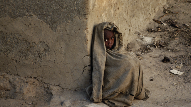 Na snímku je africké dítě opřené o zeď. / VCG