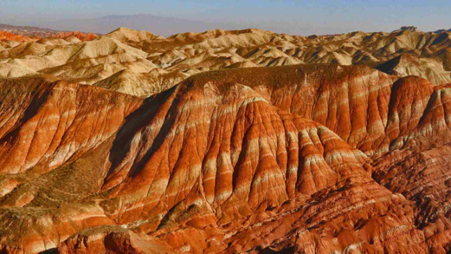 Snímek: Geologická forma Danxia v geologickém parku Zhangye (Čang-jie) v severozápadní čínské provincii Gansu (Kan-su), byla v roce 2009 zařazena na seznam světového dědictví UNESCO. / CFP