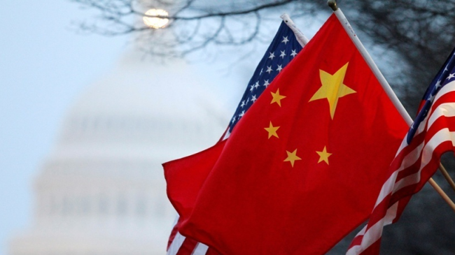 Státní vlajky Spojených států a Číny vlají podél Pennsylvánské třídy poblíž amerického hlavního města Washingtonu, 18. ledna 2011. / Xinhua