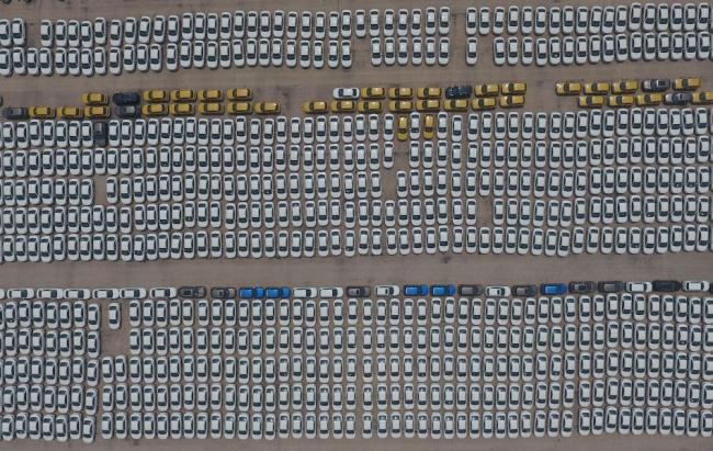 Letecká fotografie pořízená 16. července 2020 ukazuje auta zaparkovaná na automobilové logistické základně v zóně hospodářského rozvoje přístavu Tangshan ve městě Tangshan v severní čínské provincii Hebei. (Xinhua / Yang Shiyao)