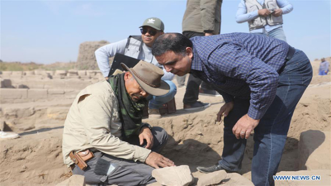 Snímek: Jia Xiaobing (vepředu vlevo) je vedoucí čínské archeologické mise, s dalšími archeology společné egyptsko-čínské archeologické mise pracují v chrámu Montu v Luxoru v Egyptě 12. ledna 2020.