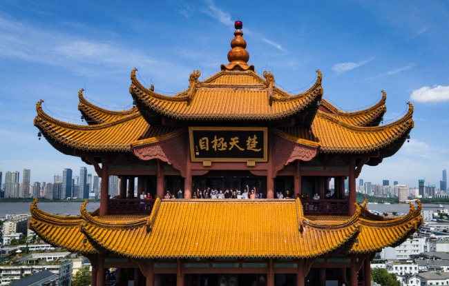 Na snímku navštěvují turisté věž Žlutého jeřába ve Wuhanu v provincii Hubei. Fotografie: tisková agentura Nová Čína / Xinhua