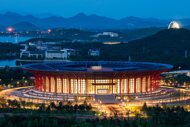 Na snímku je Mezinárodní kongresové a výstavní centrum jezero Yanqi. Fotografie: VCG