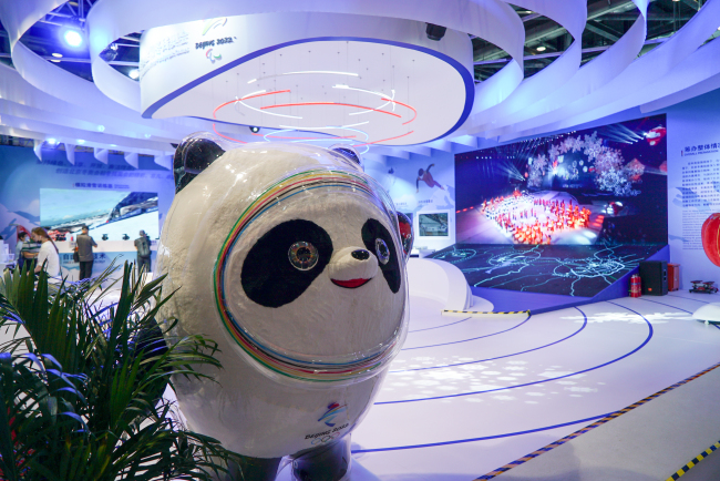 Na snímku je Bingdundun (Ping-tun-tun), hlavní maskot zimních olympijských her v Pekingu. Fotografie: CMG