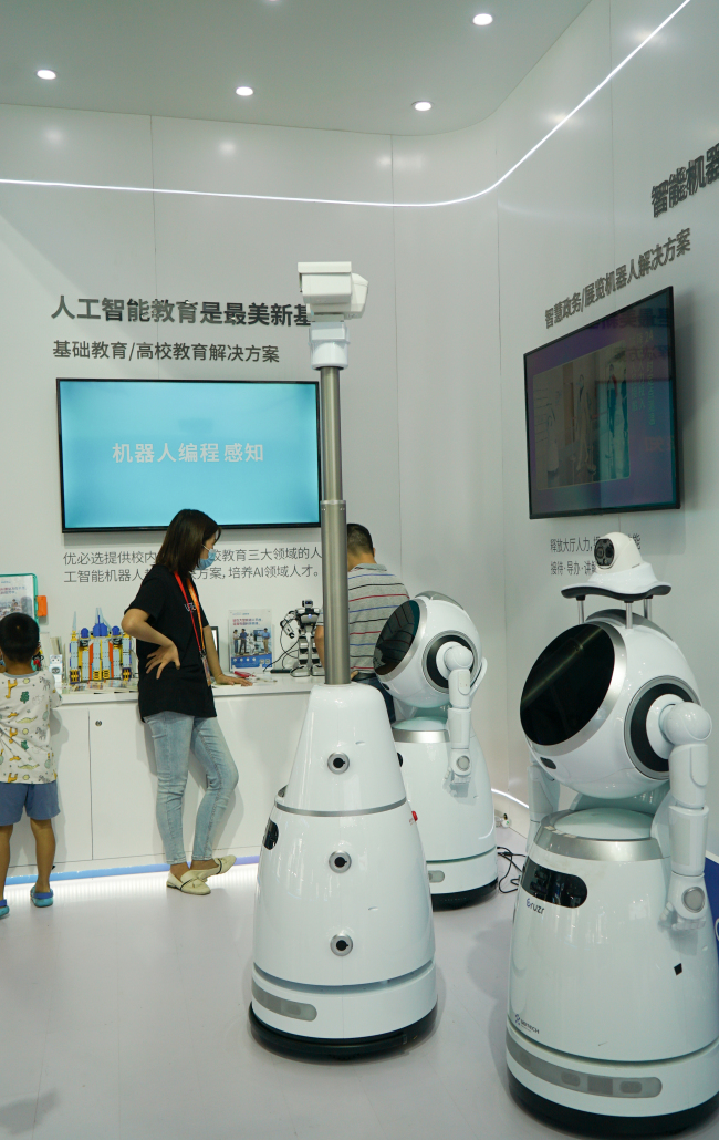 Inteligentní vzdělávací robot láká rodiče a děti. Fotografie: CMG