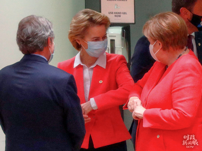 Summit EU, který se konal 17. července letošního roku, byl první zasedání tváří v tvař mezi vedoucími představiteli všech zemí EU. Všichni se vzájemně pozdravili „dotekem lokte o loket“. Je to setkání mezi Angelou Merkelovou a Ursulou von der Leyen
