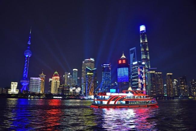 Na snímku je noční pohled na řeku Huangpu (Chuang-pchu) u příležitosti Šanghajského festivalu turistického ruchu 2020. Fotografie: VCG