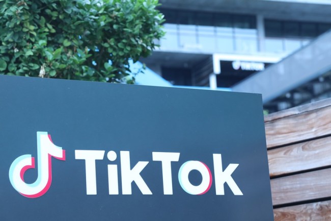Fotografie pořízená 21. srpna 2020 ukazuje logo společnosti pro sociální sdílení videí společnosti TikTok v Los Angeles v městečku Culver v okrese Los Angeles ve Spojených státech. (Xinhua)