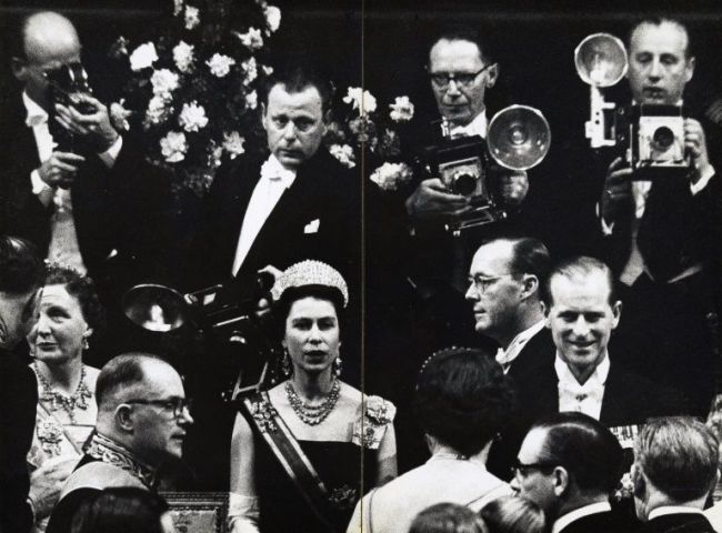 Tento obrázek z nově nalezené knihy ukazuje mladou královnu Alžbětu (dole uprostřed) na banketu v Haagu v roce 1958 s manželem princem Philipem. / AFP