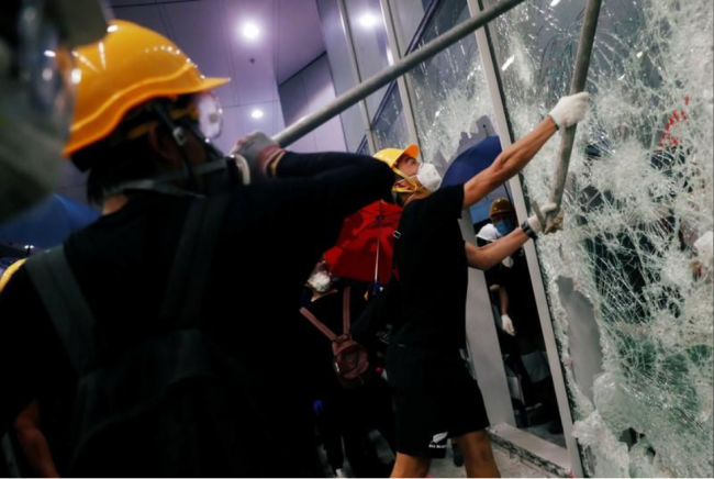 Demonstranti vnikli do budovy Legislativní rady během výročí návratu Hongkongu do Číny, Hongkong, Čína, 1. července 2019. / Reuters