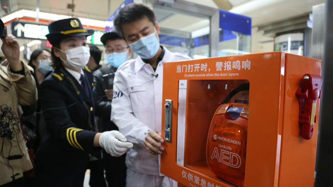 Zdravotnický personál učí pracovníky metra v Pekingu, jak používat AED. Fotografie: CFP