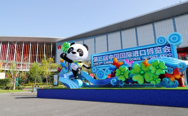Dekorace 3. Čínský mezinárodní dovozní veletrh jsou k vidění u západního vchodu do Národního výstavního a kongresového centra ve východočínské Šanghaji 23. října 2020. (Xinhua / Fang Zhe)