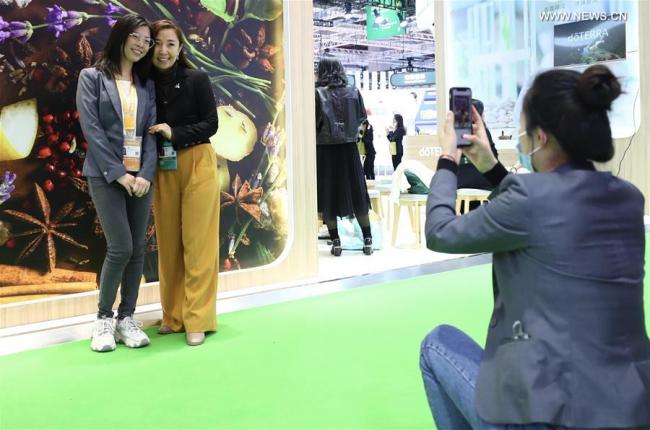 3, Lidé fotografují na výstavní ploše zdravotnických vybavení a zdravotnických výrobků během třetího Čínského mezinárodního dovozního veletrhu (CIIE) v Šanghaji ve východní Číně, 10. listopadu 2020. Expo podle plánu potrvá do 10. listopadu. Zaměstnanci, vystavovatelé a návštěvníci fotografují, aby si uchovali vzácné okamžiky akce. (Xinhua / Zhang Yuwei)