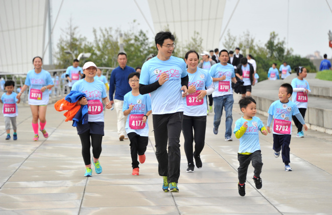 V šanghajském Orientálním sportovním centru se koná běžecká akce, 14. října 2017. / CFP