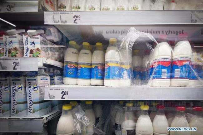 7, Lahve značkového mléka Mlekovita jsou k vidění na regálech v supermarketu ve Varšavě v Polsku, 5. listopadu roku 2020. Evropská unie (EU) je jedním z největších dodavatelů mléka na čínský trh, přičemž Polsko představuje 12,7 %, uvedla ředitelka Polské mléčné komory Agnieszka Maliszewska. Statistické údaje polského ministerstva financí ukazují, že i přes dopad pandemie COVID-19 vzrostl v první polovině roku 2020 vývoz mléčných výrobků z Polska do Číny meziročně o 70 %. Nedávno nákladní vlaky odvezly náklad mléčných výrobků do Číny u příležitosti nákupního svátku dvou jedenáctek v Číně. (Foto: Jaap Arriens / Xinhua)