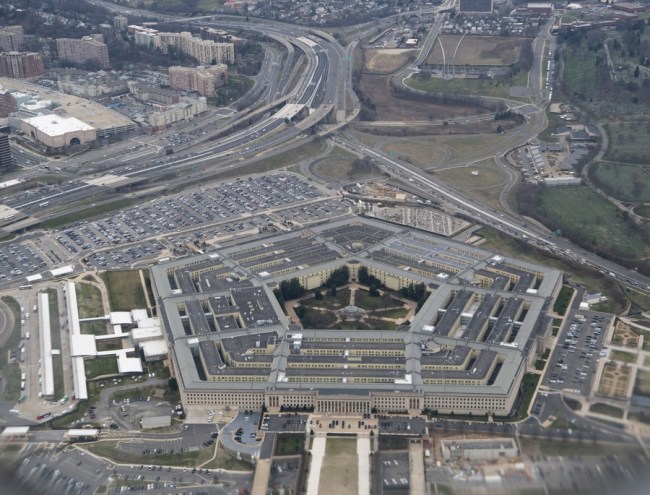 Fotografie pořízená 19. února 2020 ukazuje Pentagon při pohledu z letadla nad Washingtonem D.C. ve Spojených státech. (Xinhua / Liu Jie)