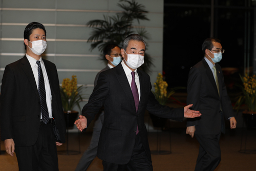 Člen čínské Státní rady a ministr zahraničí Wang Yi (uprostřed) na návštěvě v Tokiu v Japonsku dne 25. listopadu 2020. Fotografie: čínské ministerstvo zahraničních věcí