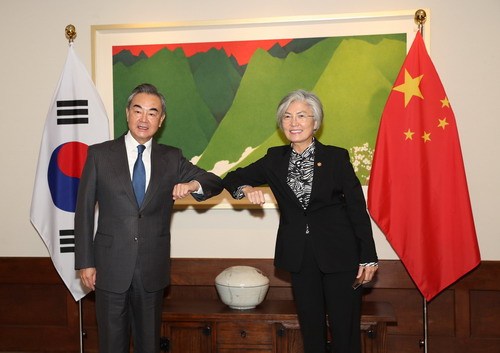 Člen čínské Státní rady a ministr zahraničních věcí Wang Yi a jihokorejská ministryně zahraničních věcí Kang Kyung-wha při setkání před jednáním na ministerstvu zahraničí v Soulu 26. listopadu 2020. Fotografie: čínské ministerstvo zahraničních věcí