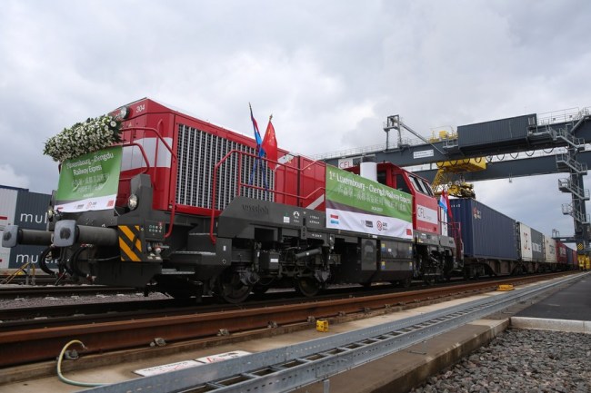 Soubor telefonu pořízený 4. dubna 2019 ukazuje, že první nákladní vlak Lucembursko - Chengdu začíná na nádraží pro nákladní vlaky v lucemburském Dudelange. (Xinhua / Zheng Huansong)