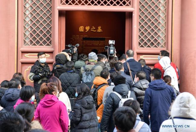 Členové tisku čekají před pavilonem Wenshu, kde je vystavena bronzová socha hlavy koně vyrabovaná z Yuanmingyuan, v chrámu Zhengjue v Yuanmingyuan v Pekingu, hlavním městě Číny, 1. prosince 2020. Bronzová socha hlavy koně, poklad z čínského Starého letního paláce, který zmizel po vydrancování anglo-francouzských spojeneckých sil před 160 lety, se v úterý vrátila do původního domova v paláci. Je to poprvé, co byla ztracená důležitá kulturní památka ze Starého letního paláce repatriována ze zámoří a vrátila se na své původní místo. (Xinhua / Li He)