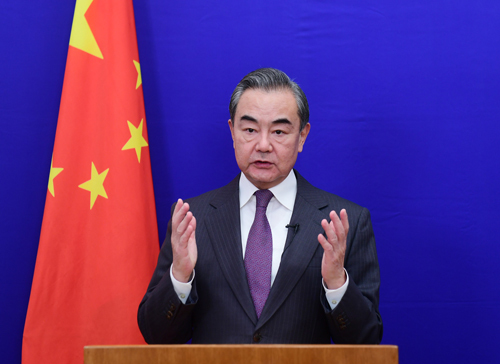 Člen čínské Státní rady a ministr zahraničí Wang Yi (Wang I) přednáší projev na zahajovacím ceremoniálu 16. Pekingsko-tokijského fóra prostřednictvím videa, 30. listopadu 2020. / Čínské ministerstvo zahraničí