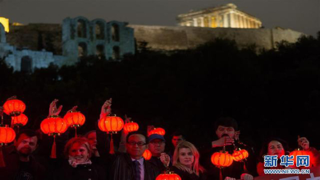 Snímek: Večer 14. února se řečtí lidé, kteří drželi červené lucerny na úpatí Akropole v Aténách, zúčastnili požehnání při boji Číny proti epidemii nového koronaviru. (Foto: Marios Lolos)
