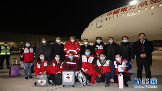 Snímek: 12. března dorazil čínský protiepidemický lékařský tým do Říma a pořídil si společnou fotografii s pracovníky italského Červeného kříže (Foto: Cheng Tingting (Čcheng Tching-tching) z agentury Xinhua)