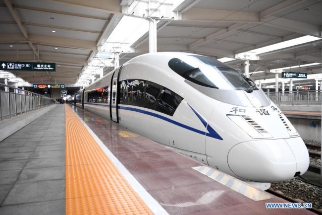 4, Vlak č. C6406 vysokorychlostní železnice Chongqing (Čchung-čching) - Wanzhou (Wan-čou) se připravuje na odjezd do Wanzhou z nádraží Chongqing-sever ve městě Chongqing v jihozápadní Číně, 26. listopadu 2020. Ve čtvrtek oslavila vysokorychlostní železnice Chongqing-Wanzhou své 4. výročí provozu. Do 25. listopadu zaznamenala tato železniční trať celkem 53.616 vlaků, které přepravily celkem 34,9 milionu cestujících, přičemž se výrazně zlepšila efektivita a kvalita cestování. (Xinhua / Tang Yi)