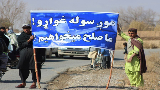 Snímek: Afghánci, nesoucí transparenty s nápisy „Nenávidíme válku“, „Chceme mír“ a „Chceme národní usmíření,“ se účastní demonstrace vyzývající k míru v okrese Nad Ali v provincii Helmand v Afghánistánu; 18. února. 2019. (Xinhua / Abdul Aziz Safdari)