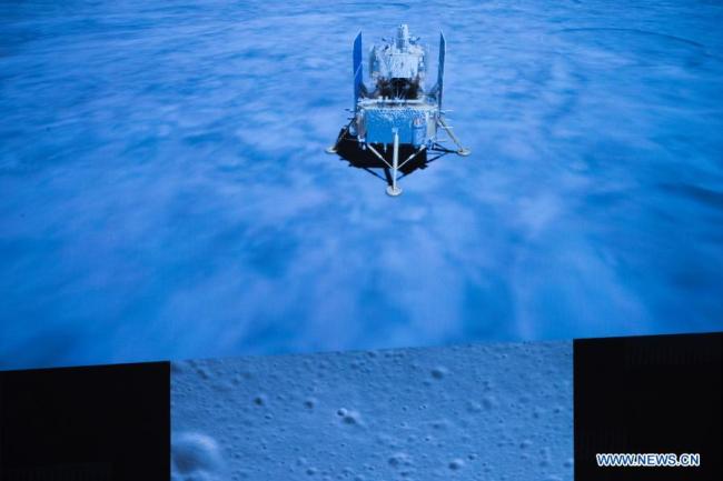 Fotografie pořízená v Pekingském středisku pro řízení letectví (BACC) v Pekingu 1. prosince 2020 ukazuje přistání kosmické lodi Chang'e-5 na Měsíci. Čínská kosmická loď Chang'e-5 úspěšně přistála na blízké straně Měsíce pozdě v úterý a poslala zpět snímky, oznámil Čínský národní kosmický úřad (CNSA). V 23:11 přistála kosmická loď na předem zvolené přistávací ploše poblíž 51,8 stupně západní délky a 43,1 stupně severní šířky, uvedla CNSA. Během procesu přistání pořídily kamery na palubě přistávacího modulu záběry přistávací plochy, uvedla CNSA. (Xinhua / Jin Liwang)