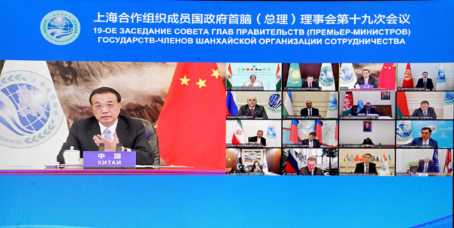 Premiér Li Keqiang přednáší projev na 19. zasedání Rady vedoucích vlád členských států Šanghajské organizace pro spolupráci, 30. listopadu 2020. /gov.cn