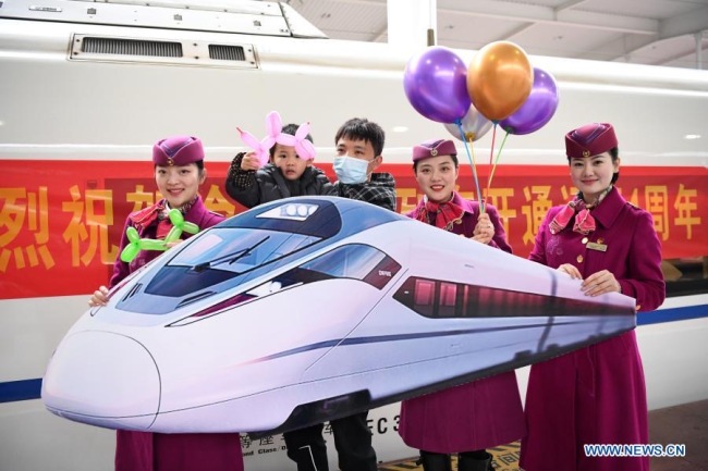 9, Členové posádky vlaku a cestující pózují pro fotografii ve vlaku č. C6406 vysokorychlostní železnice Chongqing (Čchung-čching) - Wanzhou (Wan-čou) na nádraží Chongqing-sever ve městě Chongqing v jihozápadní Číně, 26. listopadu 2020. Ve čtvrtek oslavila vysokorychlostní železnice Chongqing-Wanzhou své 4. výročí provozu. Do 25. listopadu zaznamenala tato železniční trať celkem 53.616 vlaků, které přepravily celkem 34,9 milionu cestujících, přičemž se výrazně zlepšila efektivita a kvalita cestování. (Xinhua / Tang Yi)