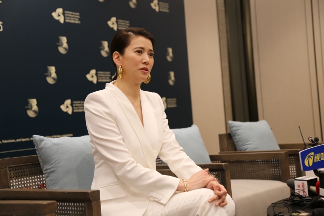 Hongkongská herečka Anita Yuen je dotazována během 3. Mezinárodního filmového festivalu na ostrově Hainan (HIIFF) v Sanya, provincii Hainan, 5. prosince 2020. / CGTN