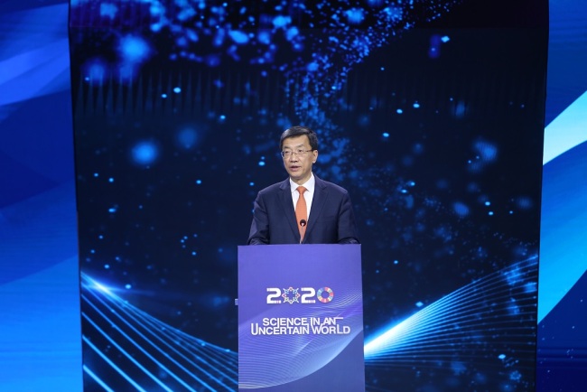 Pan Huai Jinpeng, výkonný viceprezident a výkonný tajemník CAST, přednesl projev na televizním fóru zdůrazňujícím význam vědy a technologie dne 8. prosince 2020. Fotografie: CCTV