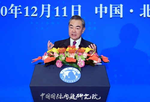 Člen čínské Státní rady a ministr zahraničních věcí Wang Yi (Wang I) přednáší projev na sympoziu o mezinárodní situaci a čínských zahraničních vztazích v roce 2020 v Pekingu v Číně dne 11. prosince 2020. Fotografie: Čínské ministerstvo zahraničních věcí