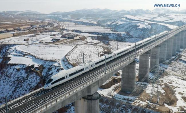 Letecký snímek pořízený 12. prosince 2020 zachycuje vlak jedoucí přes velký most Mafanggou (Ma-fang-kou) během zkušebního provozu vysokorychlostní železnice Yinchuan (Jin-čchuan) - Xi'an (Si-an). Vysokorychlostní železnice Yinchuan-Xi'an bude brzy uvedena do provozu. (Xinhua / Chen Bin)