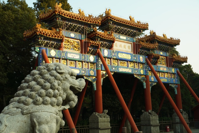 Jeden ze tří zdobených oblouků před palácem Shouhuang, Peking, Čína, 6. prosince 2020. Wu Yan / CGTN