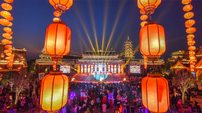 Snímek: Lidé sledují představení ve městě Jingzhou (Ťing-čou) v centrální čínské provincii Hubei (Chu-pej); 1. ledna 2021 / CFP<br><br>