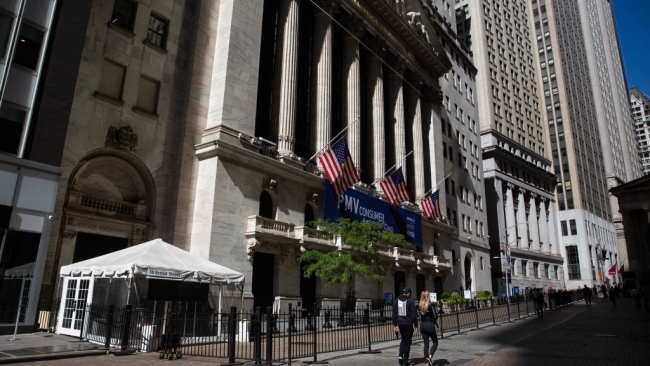 Chodci před Newyorskou burzou cenných papírů (NYSE) v New Yorku, USA, 2. října 2020. / Getty