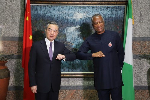 Člen čínské Státní rady a ministr zahraničí Wang Yi (vlevo) a nigerijský ministr zahraničních věcí Geoffrey Onyeama (vpravo) v nigerijské Abuji 5. ledna 2021. Fotografii poskytlo čínské ministerstvo zahraničních věcí