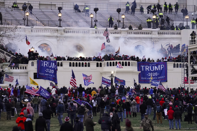 Násilní demonstranti zaútočili na americký Kapitol ve Washingtonu, DC, 6. ledna 2021 / AP