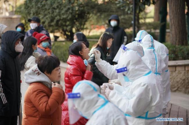 Zdravotničtí pracovníci odebírají vzorky výtěrů od obyvatelů na sídlišti ve čtvrti Qiaoxi v Shijiazhuang, hlavním městě severočínské provincie Hebei, 6. ledna 2021. Shijiazhuang začal ve středu provádět testy nukleových kyselin pokrývající všechny občany. (Xinhua / Mu Yu)