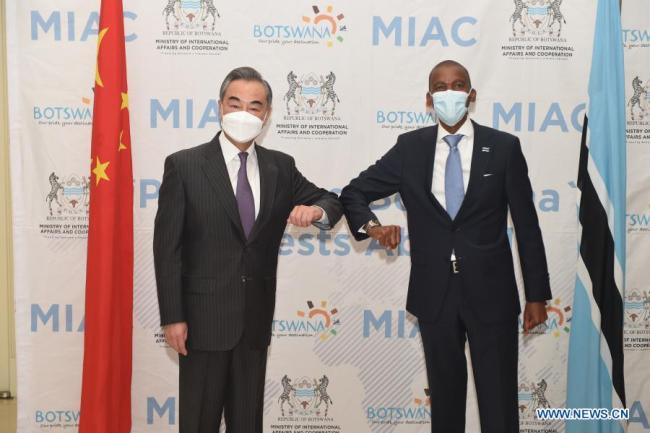 Wang Yi (vlevo) se setkal se svým protějškem z Botswany Lemogangem Kwapem v Gaborone v Botswaně dne 7. ledna 2021. Fotografie: tisková agentura Nová Čína / Xinhua