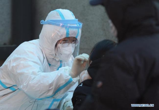 Zdravotnický pracovník odebírá vzorky výtěrů od obyvatelů sídliště ve čtvrti Qiaoxi v Shijiazhuang, hlavním městě severočínské provincie Hebei, 6. ledna 2021. Shijiazhuang začal ve středu provádět testy nukleových kyselin pokrývající všechny občany. (Xinhua)