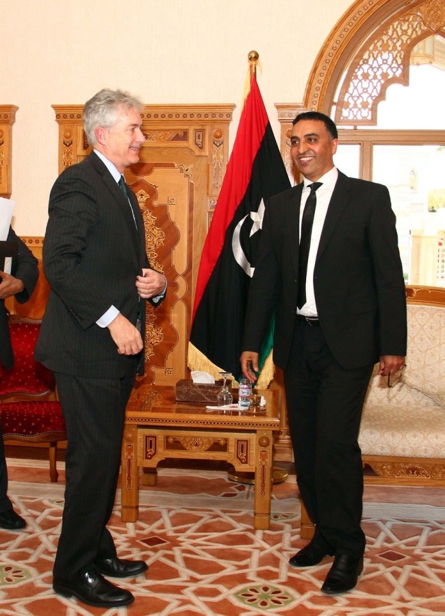 První místopředseda libyjského Národního kongresu Ezzedine Muhammad Yunus Awami (vpravo) se 23. dubna 2014 v libyjském Tripolisu setkal s náměstkem ministra zahraničí Williamem Burnsem. (Xinhua / Hamza Turkia)