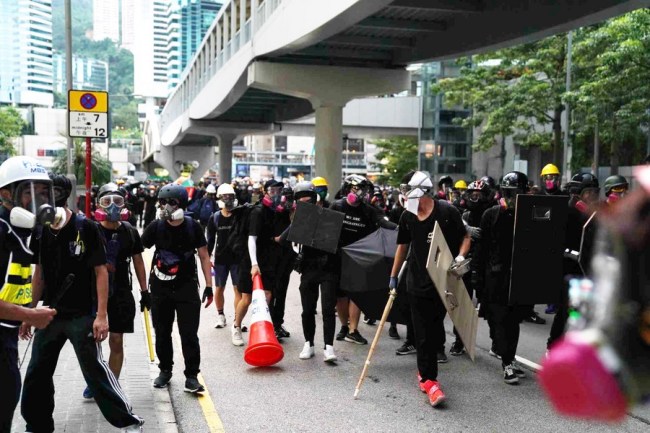 Výtržníci zahájili útok na policii v jihočínském Hongkongu 31. srpna 2019. (Xinhua)