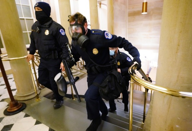 Fotografie pořízená 6. ledna 2021 ukazuje, jak kapitolská policie reaguje na invazi demonstrantů v budově amerického Kapitolu ve Washingtonu, DC v USA. (Kevin Dietsch / Pool via Xinhua)