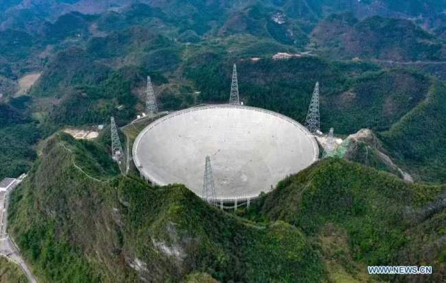 Fotografie, která byla pořízena 11. ledna 2020, ukazuje, že čínský sférický radioteleskop se clonou pět set metrů (FAST) je v údržbě v provincii Guizhou (Kuej-čou) v jihozápadní Číně. Čínský FAST, největší jednokotoučový radioteleskop na světě, bude k dispozici pro globální službu od 1. dubna. Čínská národní astronomická observatoř (NAOC) pod vedením Čínské akademie věd, provozovatel tohoto teleskopu, v pondělí potvrdila, že vědci z celého světa mohou od 1. dubna provádět online schůzky pro používání zařízení k pozorování. Harmonogram pro přidělení bude k dispozici od 1. srpna. (Xinhua / Liu Xu)