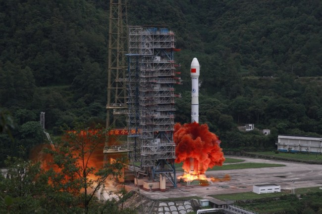 http://images.china.cn/site1007/2021-01/08/1186b307-f6dd-4eb6-afdd-01f73dbf7335.jpg<br>Raketa vynášející poslední satelit BeiDou navigačního satelitního systému (BDS) startuje z Centra vypouštění satelitů Xichang v jihozápadní čínské provincii Sichuan, 23. června 2020. [Photo/Xinhua]