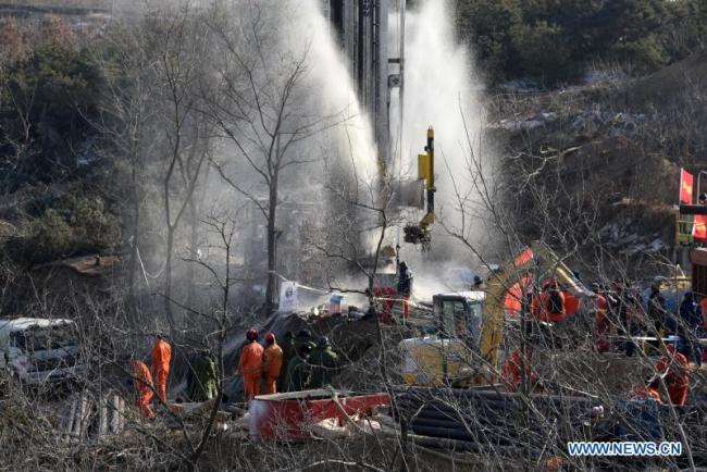 Záchranáři vrtají díru v místě výbuchu zlatého dolu v městě Qixia (Čchi-sia) ve východočínské provincii Shandong (Šan-tung), 17. ledna 2021. Dvacet dva pracovníků bylo uvězněno v podzemí poté, co výbuch roztrhl zlatý důl, který byl ve výstavbě ve východočínské provincii Shandong. Záchranáři vyvrtali ze země díru do tunelu, kde se nacházejí uvěznění pracovníci. (Xinhua / Wang Kai)